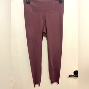 Under Armour Plum Compression Heatgear Med Leggings like new